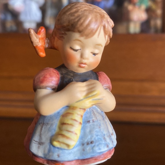 💛TM8 ‘A Stitch in Time’ Hummel Goebel #255 4/0 - Picture 1 of 7